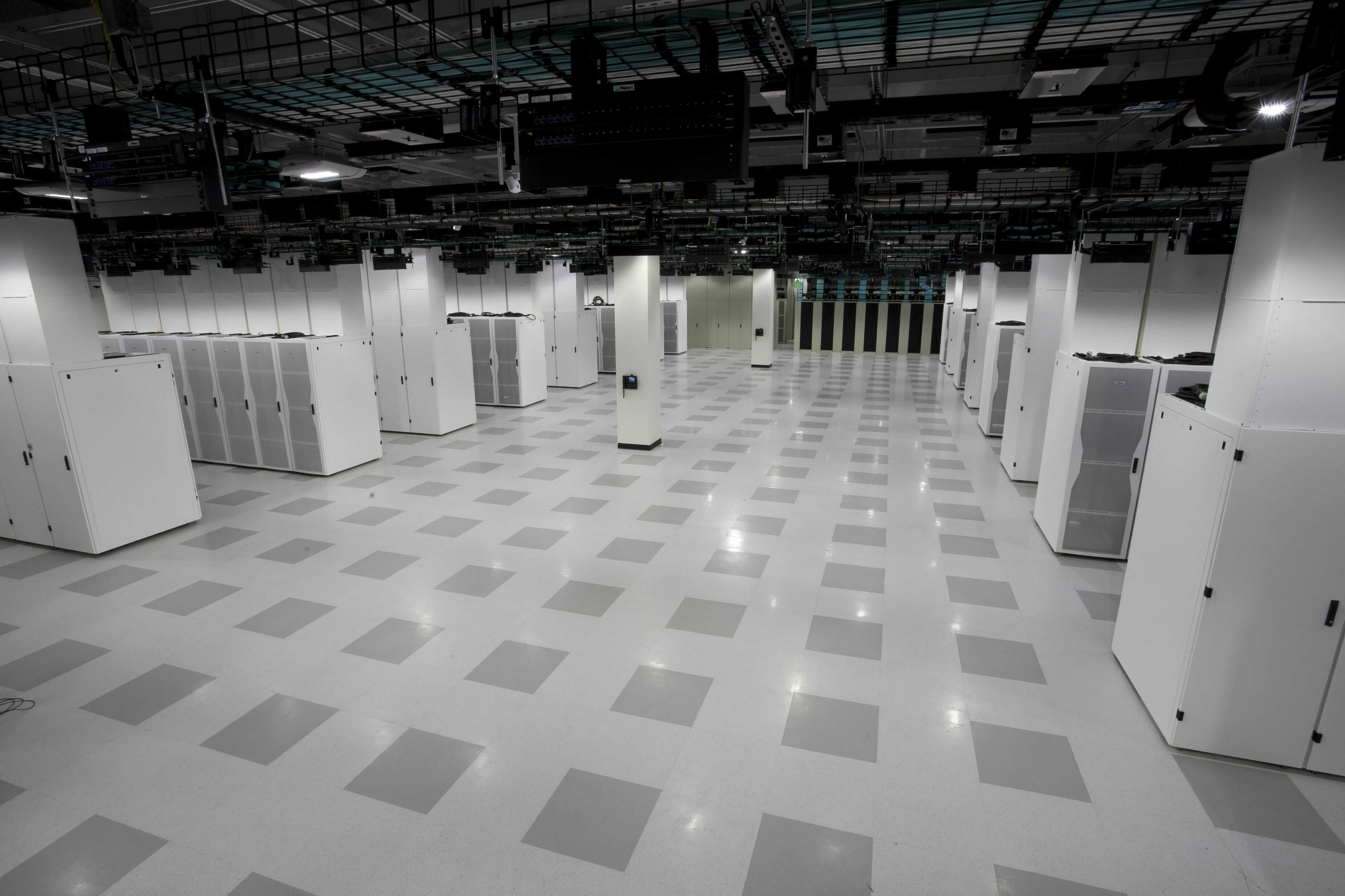 Bakit Gumagamit ang Mga Data Center ng Mga Nakataas na Palapag: Mga Benepisyo, Pamantayan, at Pinakamahuhusay na Kasanayan