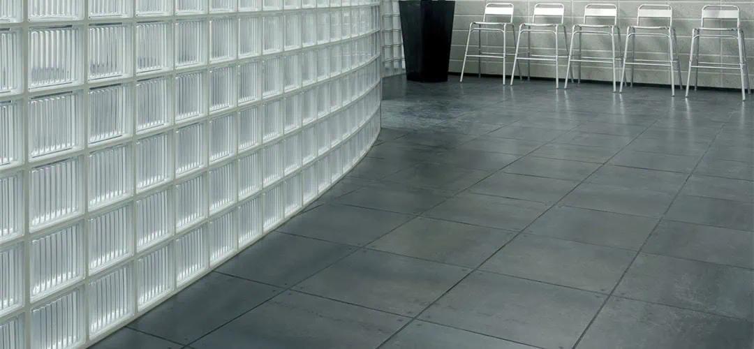 2026 жылы заманауи кеңістіктер үшін кальций сульфатының және болат көтерілген едендердің артықшылықтары